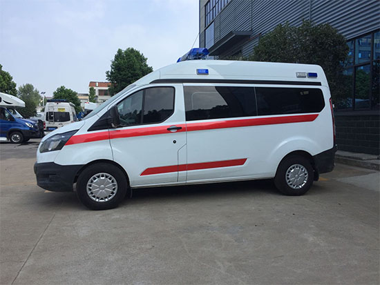 福特全順V362自動(dòng)檔一體化監(jiān)護(hù)型救護(hù)車(chē)